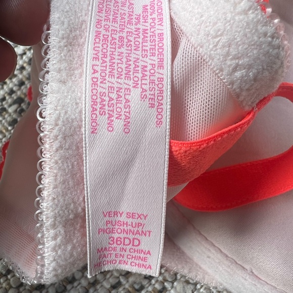 Victoria’s Secret Very Sexy Pigeonnant Push Up bra, size 36DD - Picture 5 of 10